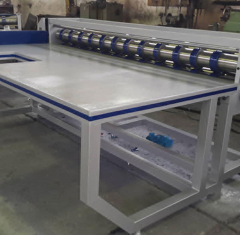 برش کارتن در خط تولید
