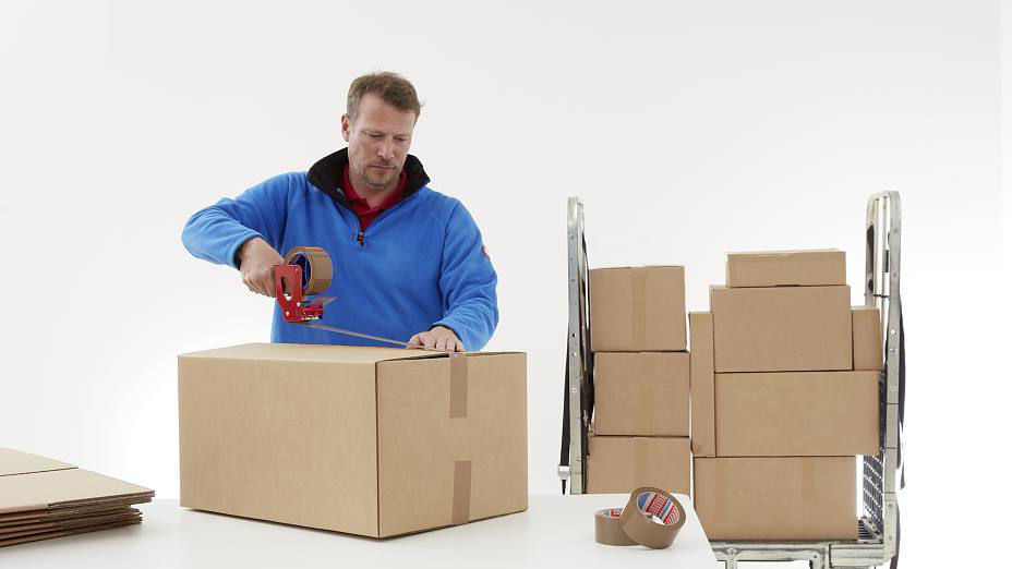 تصویر چسب در حال استفاده در کارتن‌ سازی